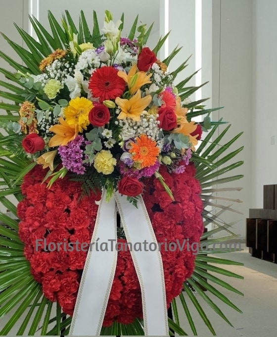 Corona claveles rojos con cabezal de flor variada envío urgente