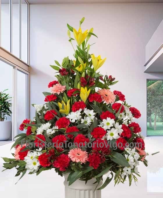Centro de flores para difuntos rojo y amarillo